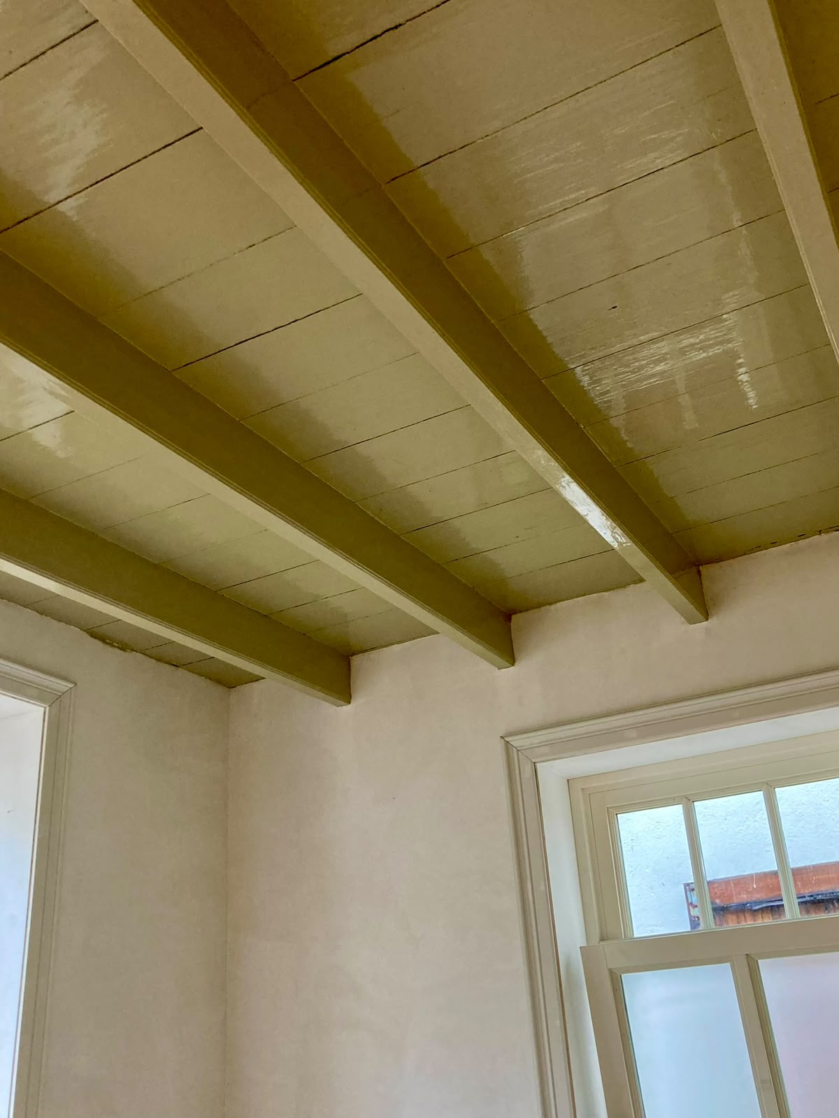 Kamer met strak afgewerkte kleurvlakken