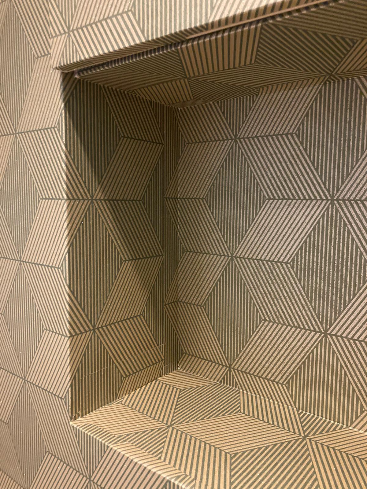 Geometrisch behang in een nis, naden perfect aansluitend