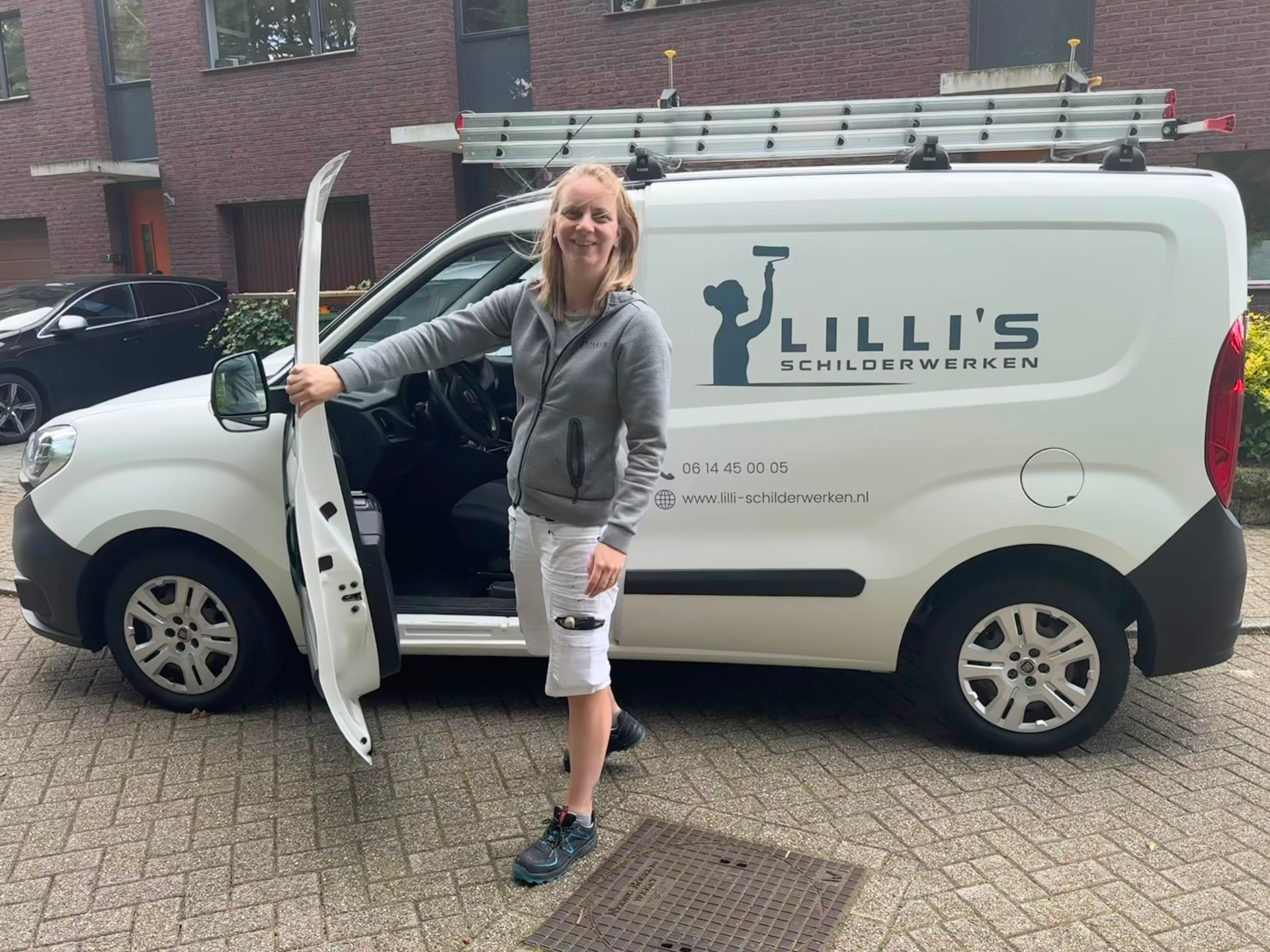 Lilli bij haar bedrijfsbus