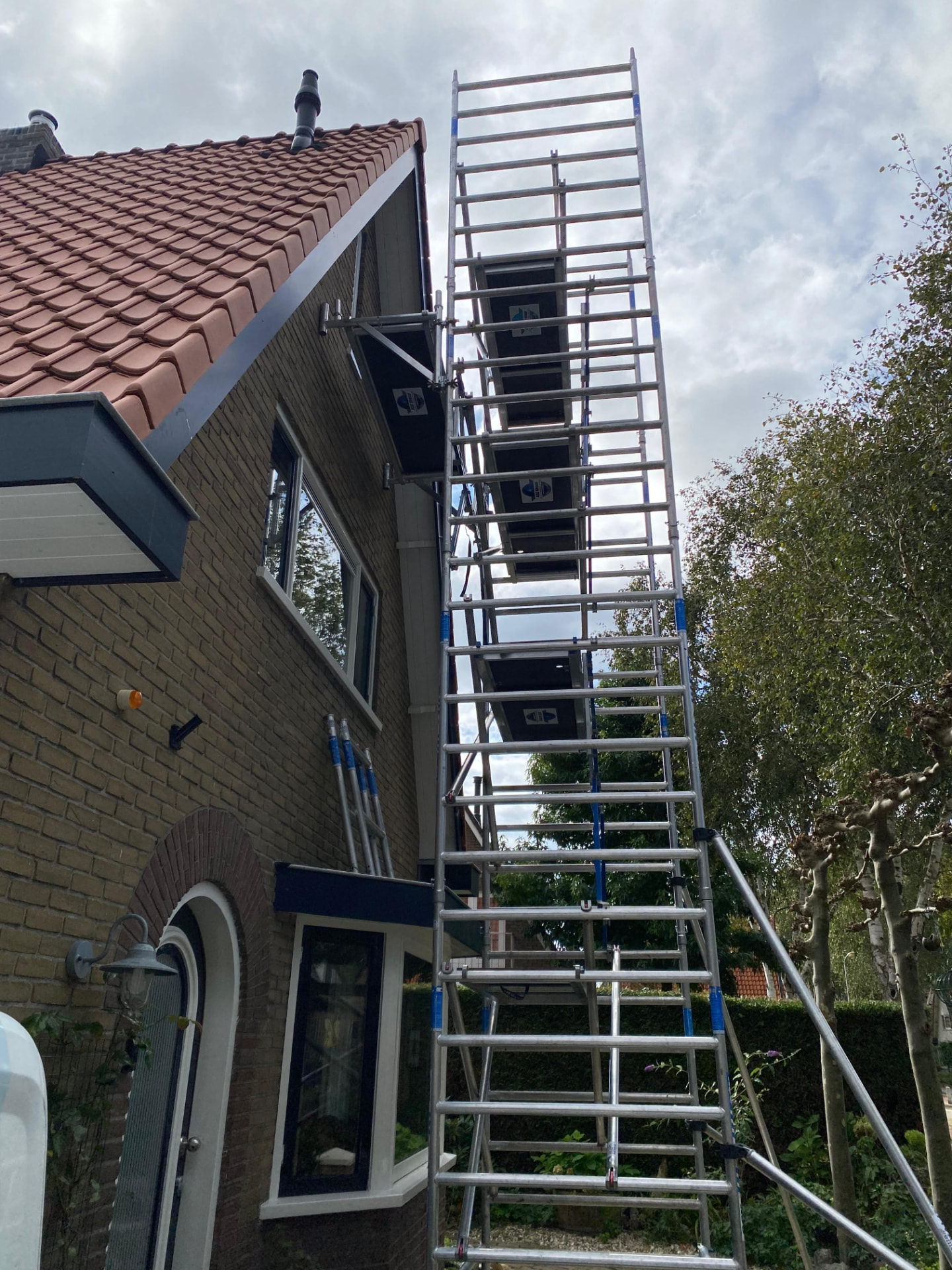 Steiger geplaatst bij buitenschilderwerk
