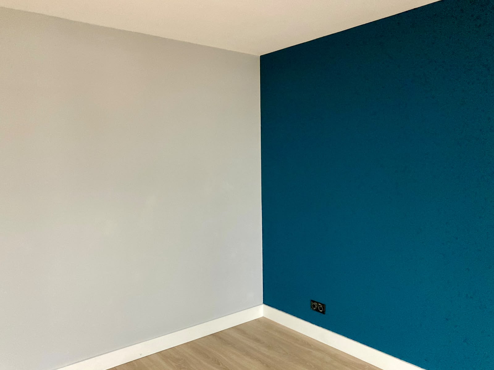 Aan het werk aan een plafond met kleurcontrast
