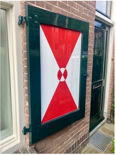 Hersteld en geverfd luik in vrolijke kleuren